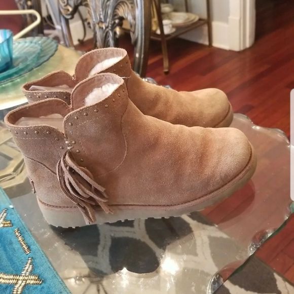 Ugg Australia Cindy Sand Suede Shearling Lined Studded Booties Tassels Girl Sz 4 - Picture 2 of 11